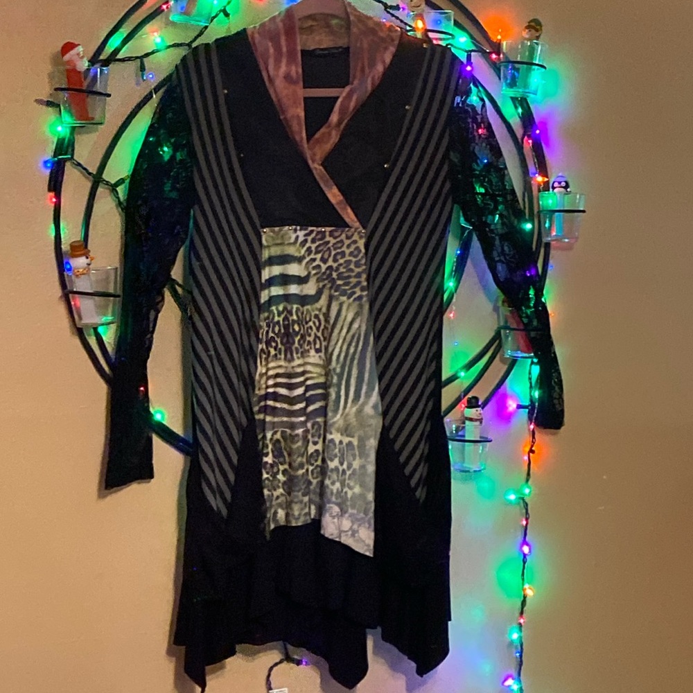 Seven Wave brand shirt. Size 4, Large. Very detailed. Pockets. Barely worn.